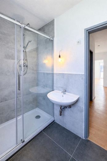 Bad mit großer Dusche