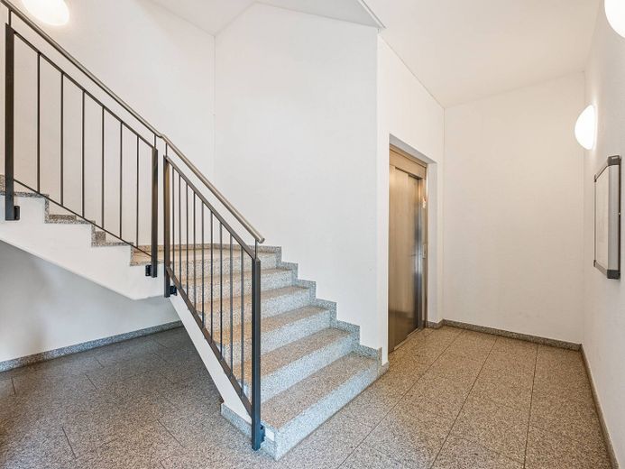 ** Modernes, vollmöbliertes 1-Zimmer-Apartment mit EINBAUKÜCHE und gemeinschaftlicher DACHTERRASSE ** – Treppenhaus