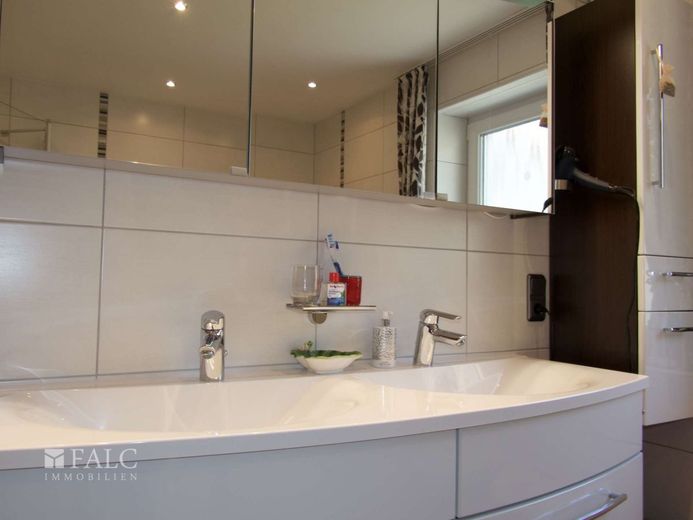 Einfach Mehr: Top Gepflegtes Wohnhaus mit 2 eigenständigen Wohnungen. Garten, 3Garagen, Wintergarten – EG: Modernes Badezimmer