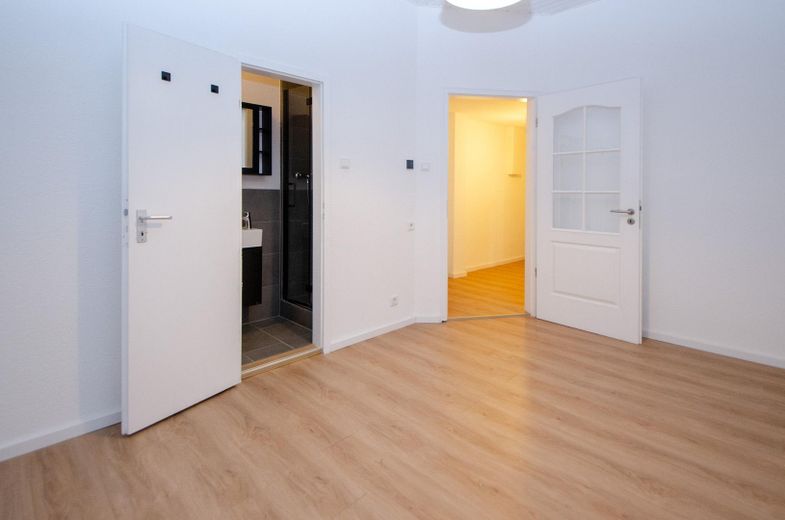 Sin comisión: apartamento de época renovado de 2 habitaciones en Schulstraße – Schlafzimmer