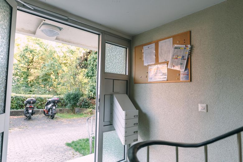 Natychmiast dostępne: piękne mieszkanie 2-pokojowe z loggią od zachodu i zmodernizowaną łazienką – Hausflur