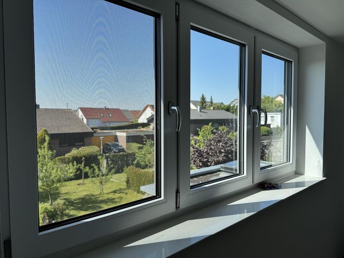 Lichtdurchflutetes Zweifamilienwohnhaus, komplett saniert 2021 in ruhiger Lage von Herrenberg – Aussicht Kinderzimmer