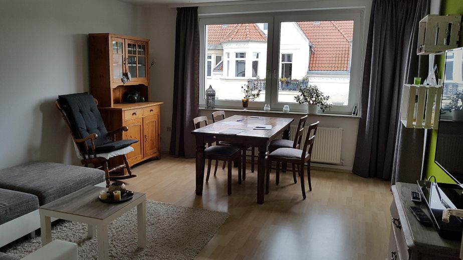 Rarität am Lister Platz: Sanierte Substanz, Eilenriedeblick & 130 m² Penthouse-Maisonette – Wohnzimmer 3. OG
