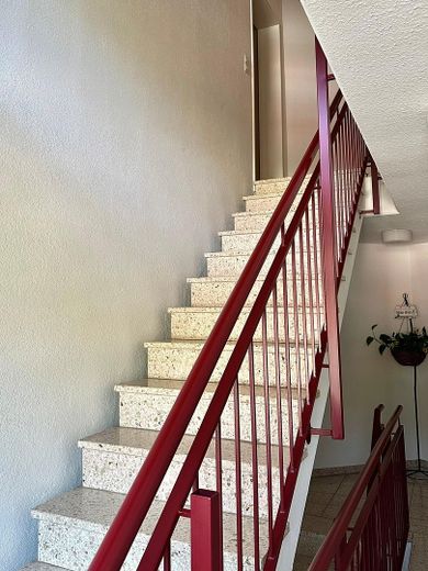 Nähe Basel | 2 Stellplätze inklusive | DG-Wohnung mit Empore | provisionsfrei – Treppe Hausgang