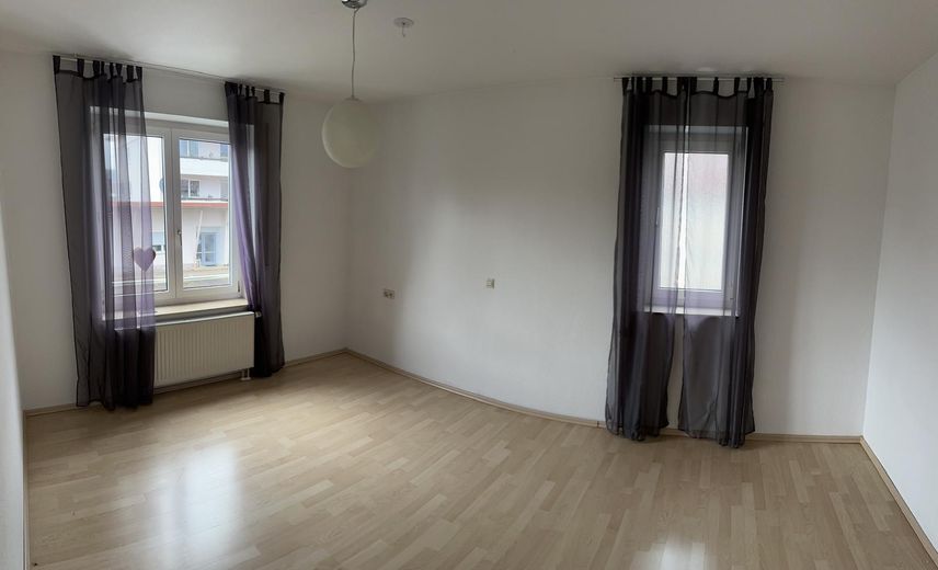 Steinheim'de balkonlu ve park yerli aydınlık 4 odalı daire – Schlafzimmer