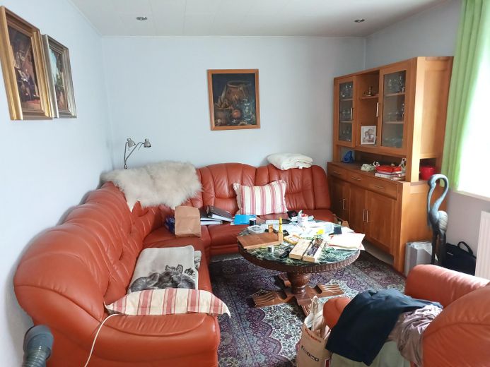 Modernisiertes EFH mit zwei Wohneinheiten auf 1808 qm Grunstück – Wohnzimmer