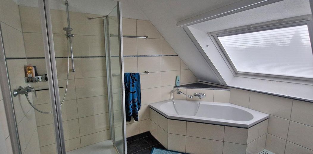 Two-family house – quiet and central with a garden paradise – OG Bad mit Dusche und Eckwanne