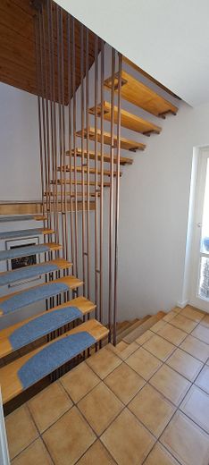 Świeżo wyremontowane/odnowione 3-pokojowe mieszkanie w Gaggenau-Ottenau – Treppe zum Dachgeschoss