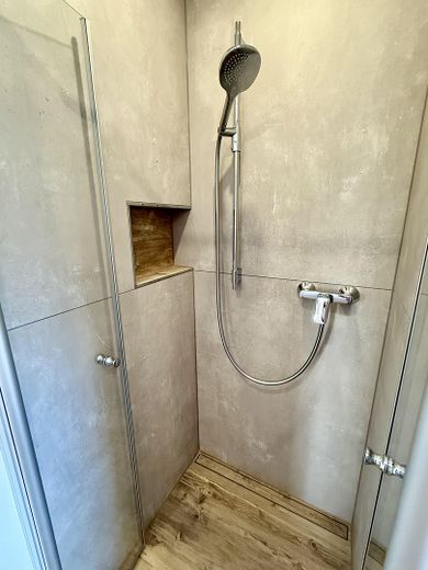 Helle, frisch sanierte 3-Zimmerwohnung mit großem Balkon und Blick ins Grüne – Detail Dusche