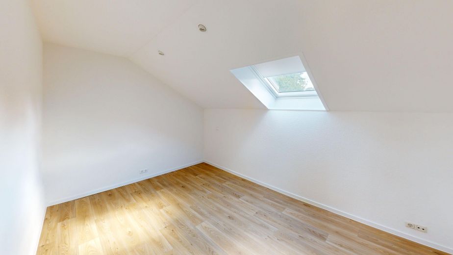 Komplett renoviertes Zweifamilienhaus 160 qm, in ruhiger Alleinlage mit großem Grundstück – Kinderzimmer OG