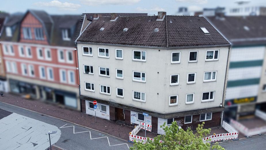 Modernisiertes MFH mit 13 Wohnungen und solider Ertragsbasis in zentraler Lage von Neumünster – Frontansicht