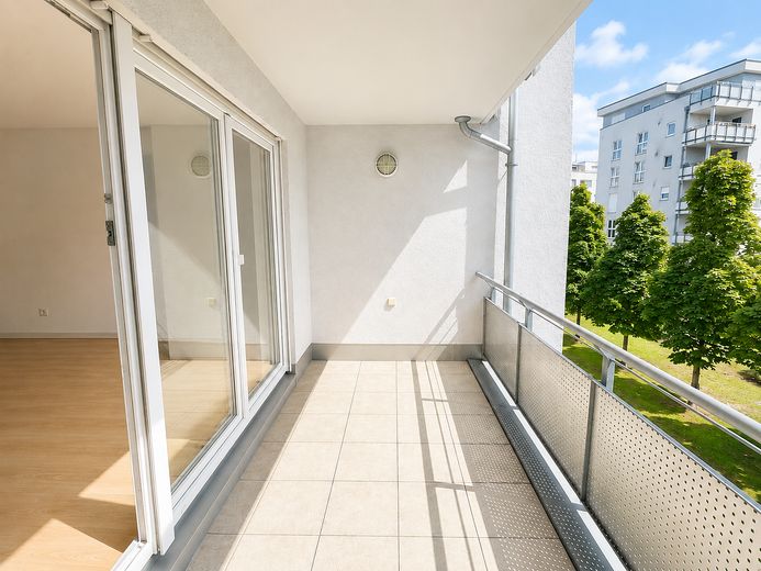 Direkt am Rebstockpark: Helle 3ZW mit Balkon und Fußbodenheizung – Balkon