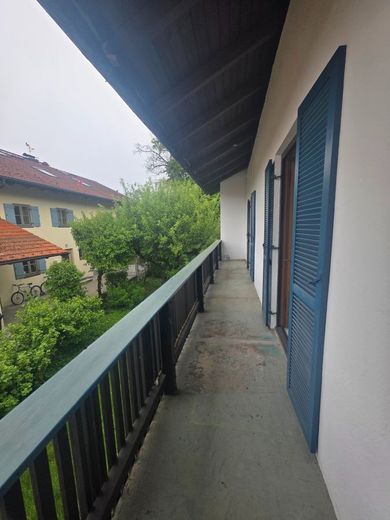 Charmantes 2-Familienhaus in Frasdorf - Zwei Wohneinheiten und viel Entwicklungspotenzial – Terasse mit Überdachung