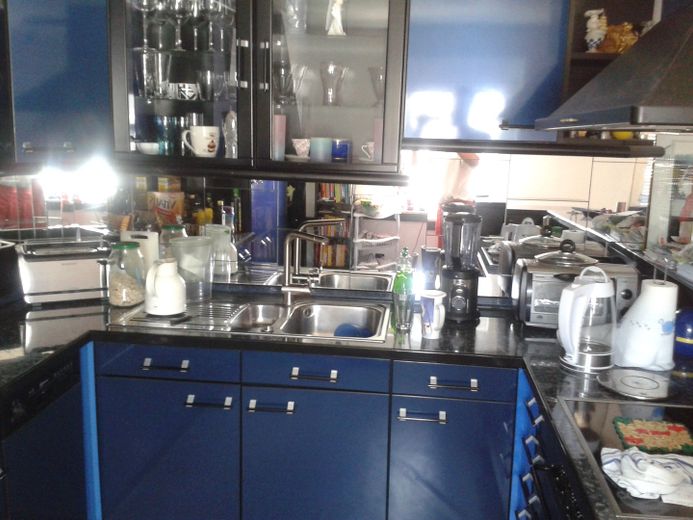 ***Traumhaftes Haus mit Whirlpool zwischen Köln und Bonn – Wohnen – blaue hochwertige Lackküche 