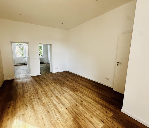 Bezugsfreie Kernsanierte Eigentumswohnung – Wohnzimmer