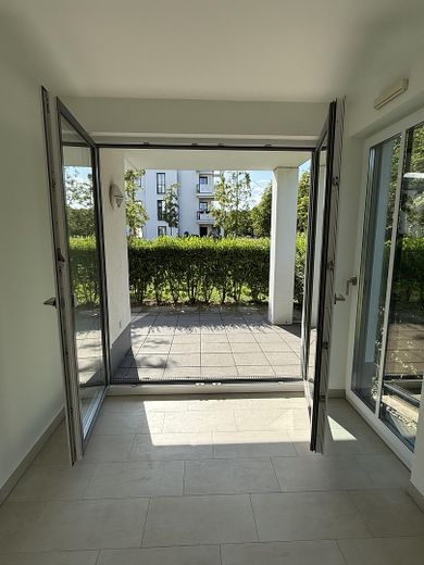 Nur 100 m vom Meer entfernt - Stilvolle 3 ZKB Wohnung mit Marken EBK u. TG Stellplatz – Büro mit Flügelelement