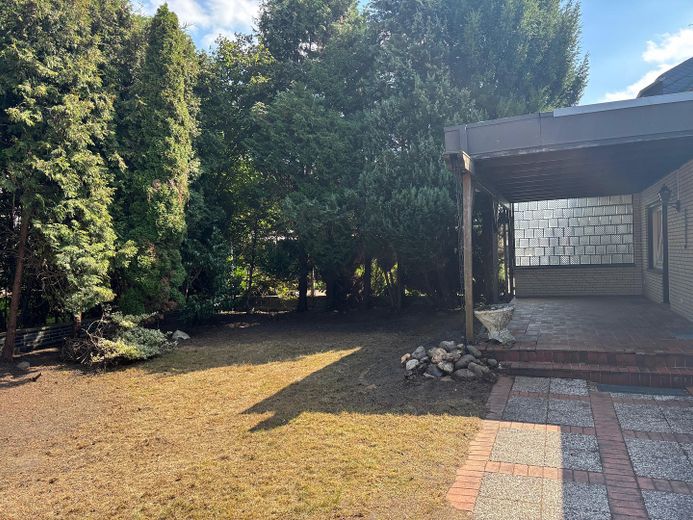 Bungalow mit großer Doppelgarage in ruhiger, zentraler Lage auf tollem Grundstück – Garten/Terasse