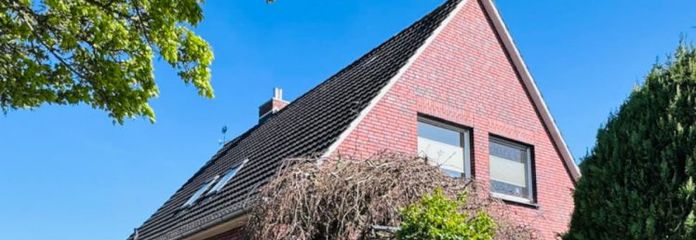 Wohnen mit Raum & Ruhe: Erweitertes Einfamilienhaus mit Garage und Gartenanlage