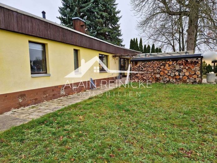 Bungalow mit 4 großen Garagen – Foto 1