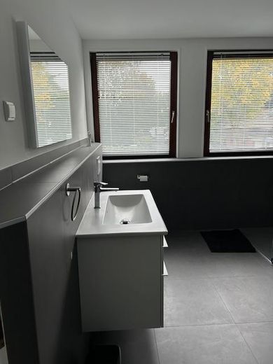 Möblierte Einliegerwohnung mit Gartennutzung und separatem Eingang sehr gute Ausstattung – Badezimmer