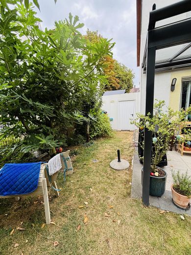Doppelhaushälfte mit Dachterrasse, Keller, Sauna und Whirlpool, EBK, Photovoltaik, grüner Garten – Garten mit Tür zur Garage