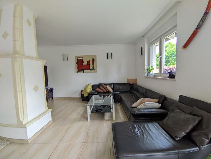 236 m² woonoppervlak + zelfstandige woning, 735 m² perceel – ruime woning in Wolfsburg-Kästorf – Sitz Lounge mit Kamin