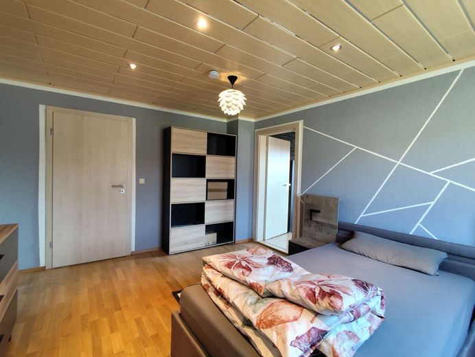 Landleben Deluxe: Großzügiger Dreiseitenhof mit Werkstätten, Maschinenhalle und Gartenparadies in Immenreuth! – Gästezimmer OG
