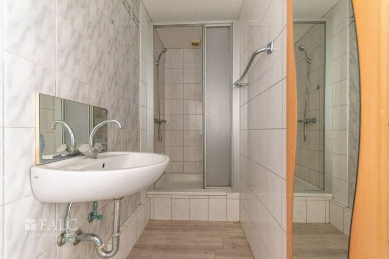 Charmantes Mehrfamilienhaus mit Entwicklungspotenzial – Badezimmer 1.OG