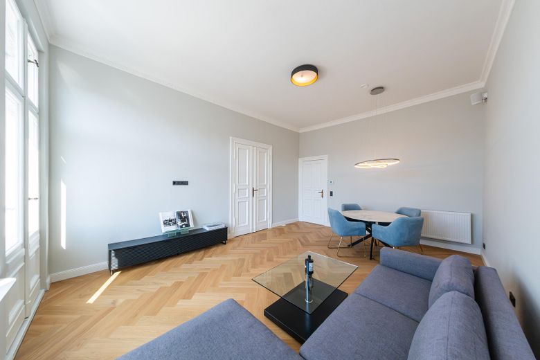 Recién reformado. Disponible para entrar y sin comisión. Lujo en un edificio antiguo en pleno centro de la ciudad. – Wohnzimmer mit Balkon