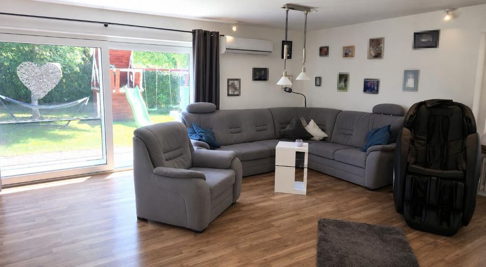 Zmodernizowany dom dwurodzinny z działką o powierzchni 1.219 m² · Klasa energetyczna A – Wohnzimmer EG