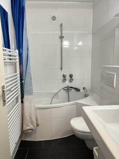 Möbliertes Apartment im Münchner Süden mit Pool, Grünanlage und Fernblick – Bad - Duschbadewanne