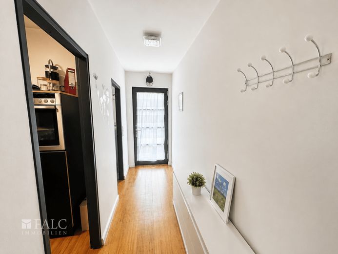 Modernisiertes Wohnhaus mit Einliegerwohnung, Smart Home, PV-Anlage und Feldrandlage – Flur Einliegerwohnung