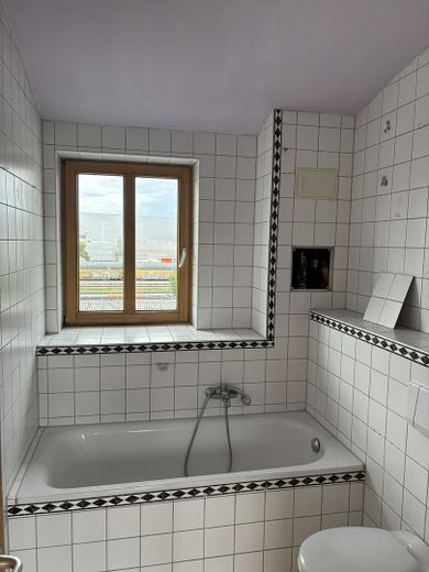 Provisionsfreies 1,5-Zimmer Dachstudio mit 4% Rendite in hervorragender Lage - in Renovierung – Bad - aktuell