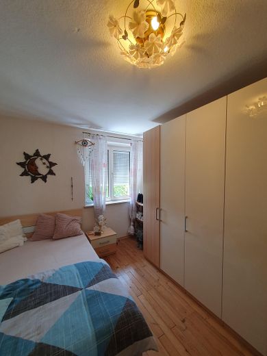 Bel appartement de 2 pièces dans le centre de Vöhringen – Schlafzimmer