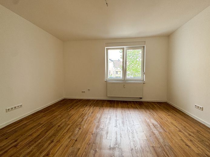 Zentrale 1- Zimmer Wohnung in Leverkusen mit Balkon – Wohn-/Schlafzimmer2