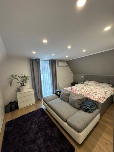 Provisionsfrei - Bezugsfertiges Einfamilienhaus mit großem Garten und Erweiterungspotenzial – Schlafzimmer mit kl. Balkon 