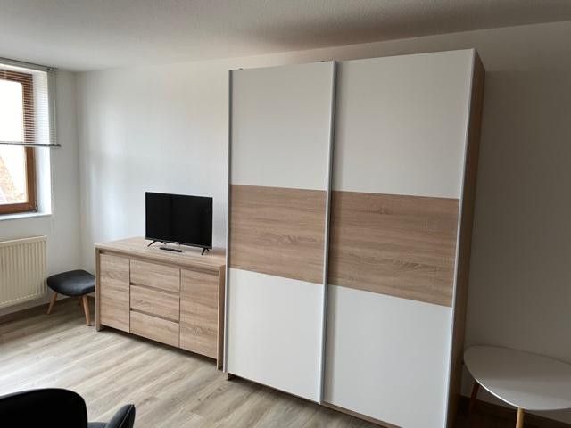 Modern und Gemütlich, Pendlerwohnung, 1-Raum Appartement im Denkmalhof, komplett ausgestattet – Schrank und Komode