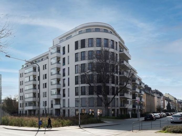 BEGEHRT: TIEFGARAGENPLÄTZE Frankfurt-Sachsenhausen Waidmannstraße – Foto 1