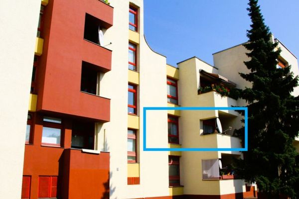 Apartamento soleado de 2 habitaciones con logia orientada al sur – complejo cuidado, ubicación excelente, alquiler sólido.
