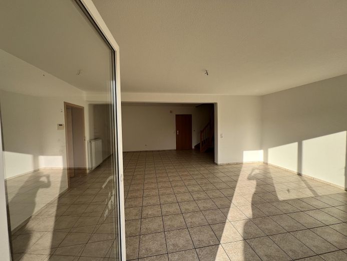 🌿 Renovierte Doppelhaushälfte mit grossem Garten und Garage in Linthe bei Berlin/ Potsdam – Wohnzimmer