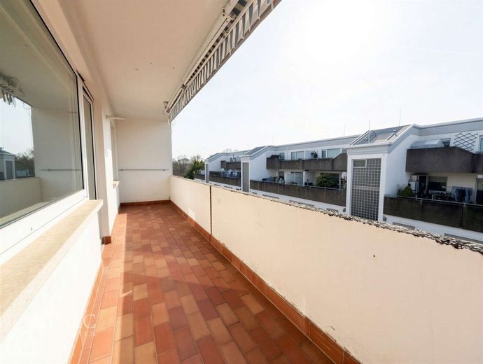 Schöne 3-Zimmer-Wohnung mit großzügigem Balkon – Balkon- überdacht