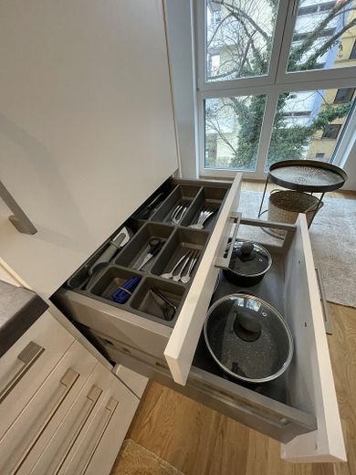 Neubau - helle 1-Zi Whg, voll eingerichtet + vollmöbliert, Bad mit Fenster - ab 12/26 provisionsfrei – Küche mit Auszügen