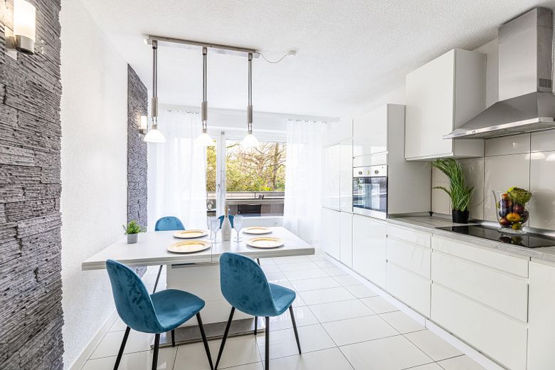 Küche mit Zugang zum Balkon