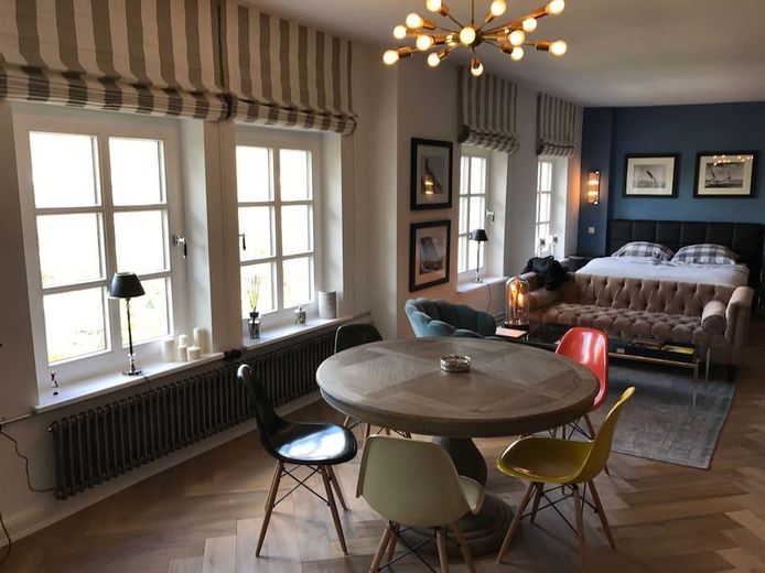 Loft-studio de luxe à Harvestehude Entièrement meublé, prêt à vivre, à vendre – Loft overview dining & sleep