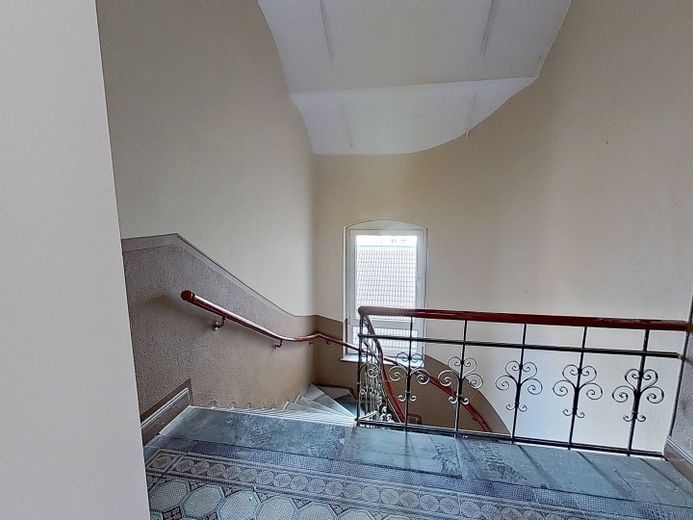 NIENTE ONERI PER IL RISCALDAMENTO, MA 2 CANONI NETTI GRATUITI: Appartamento mansardato di 2 locali dalla disposizione particolare, con vasca da bagno – Hausflur