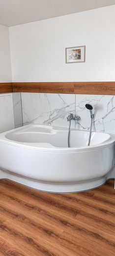 3-kamer-nieuwbouwwoning met lift & balkon – 4,0 % rendement, zonder makelaarscourtage – Badewanne