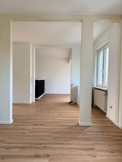 Apartamento de 2 habitaciones recién renovado con balcón y cocina equipada en Koblenz-Horchheim – Wohnzimmer