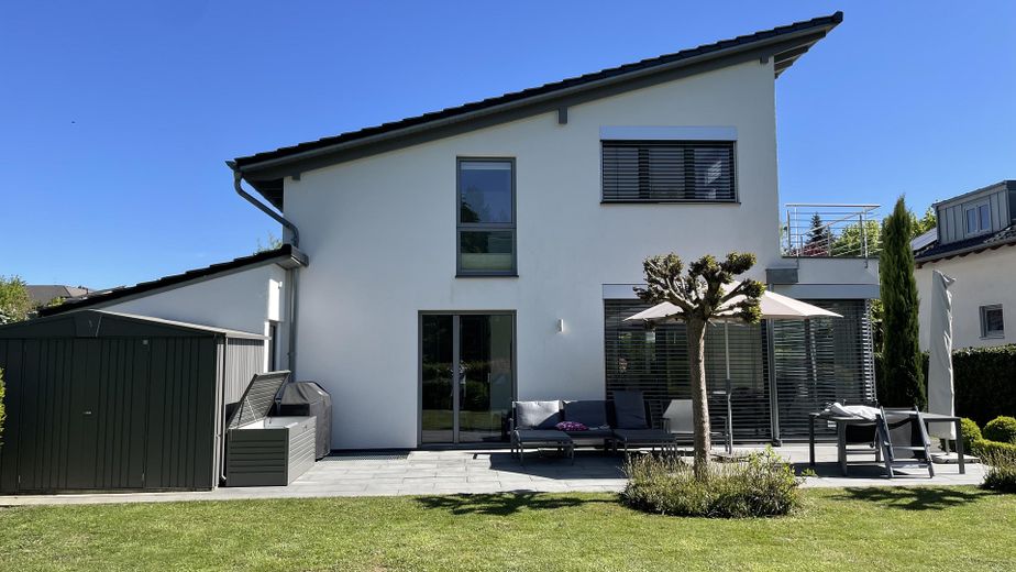 Maison d’architecte baignée de lumière dans un emplacement privilégié – Habiter avec une vue dégagée sur la verdure – Hausansicht vom Garten