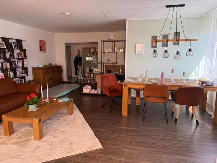 Luminoso, muy luminoso piso de 3 habitaciones, incl. cocina equipada, plaza de aparcamiento en garaje subterráneo, balcón y trastero – Wohn- und Essbereich