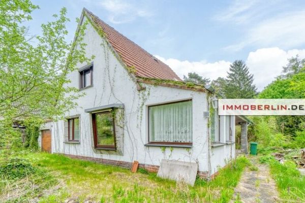 IMMOBERLIN.DE - Sanierungsgelegenheit! Charaktervolles Haus in sehr idyllischer Lage